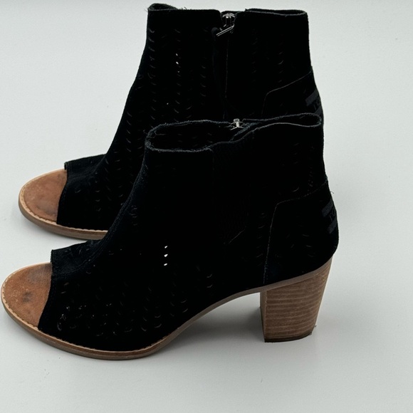 TOMS Majorca Black Suede Perforated Leaf Peep Toe Block Heel Booties Size 7.5 - Picture 10 of 14